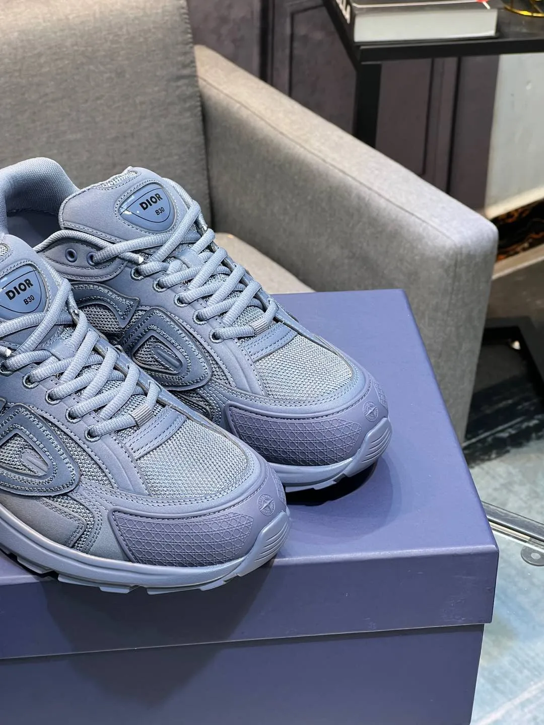 Men's shoes 💰600 high version joint model 🍸 Dior Dior The Island co-branded B30 sneakers follow the trend of the retro market and are Dad Shoes style shoes. The Dior logo on the tongue also indicates that this pair of shoes is the B30 model! B30 uses fine-textured leather and mesh cloth materials to form a shoe body. There are conspicuous letters CD on both sides of the shoe body to indicate the identity. Many lines on the shoe body outline the details, making the shoes look less monotonous and full of retro flavor. ♺ Upper: Original customized technical fabric + mesh ♺ Inner lining: Original customized breathable lining ♺ Outsole: Original molded IP foam + TPU outsole ♺ Heel height: 3.5cm ♺Code number: 39-44 (45 46 customized)